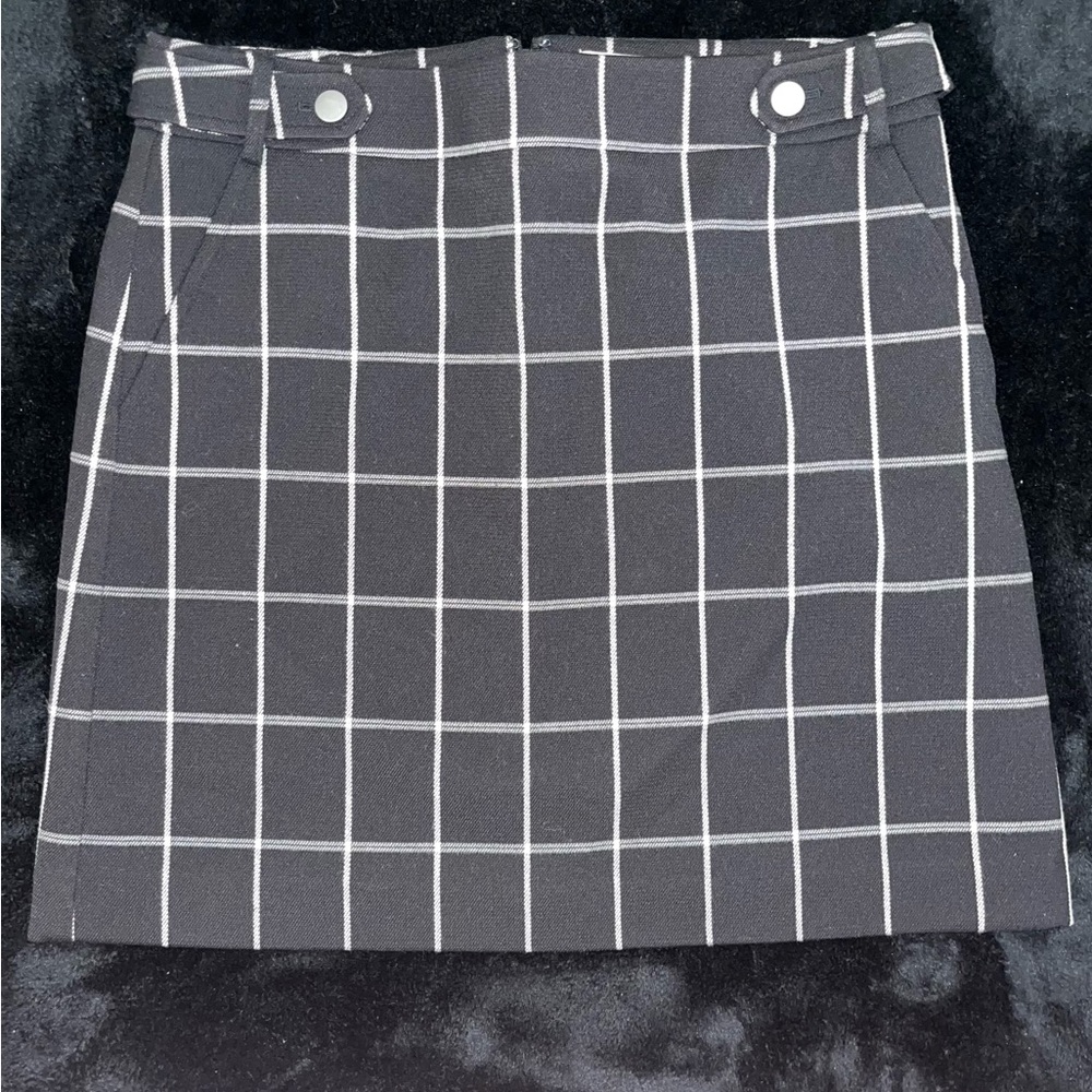 Cute skirt with buttons on the hips and back zipper.